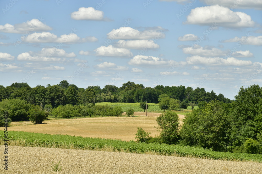 Paysage rural entre parcelles d'agriculture et zone boisées au Puy de Versac au Périgord Vert 