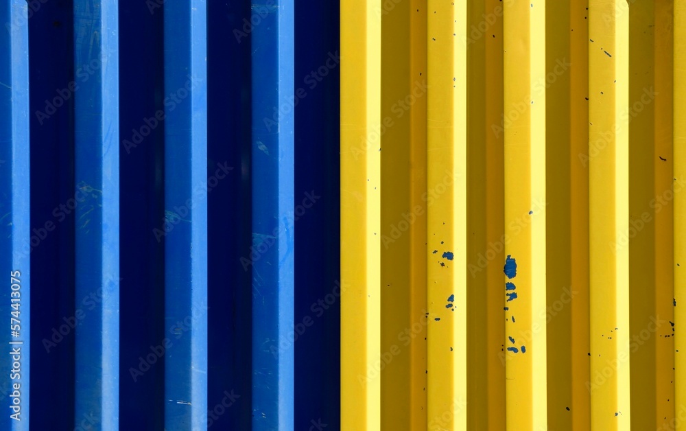 Obraz premium Blue and yellow container close-up