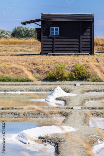 Cabane d'un saunier dans les marais salant de Noirmoutier ou de Guérande en France. photo