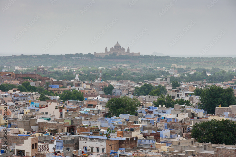 panorama de un pueblo en la india con un palacio en lo alto de una colina en segundo plano