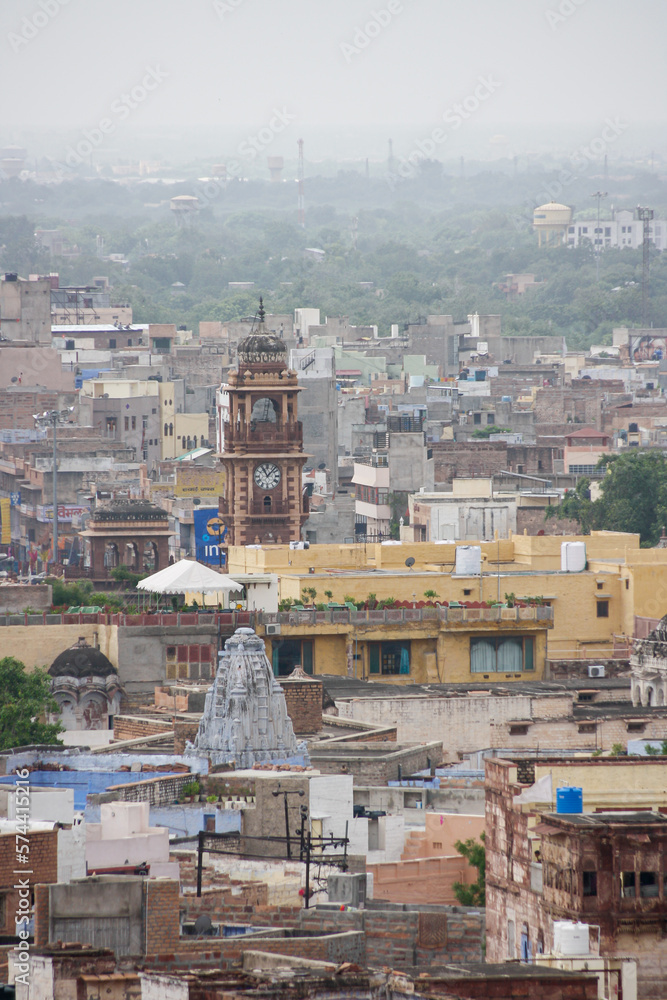 vista de una ciudad de la india con tonos amarillos y azules 