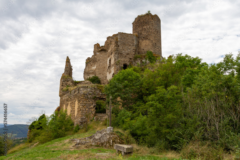 Castillo en ruinas en un día nublado