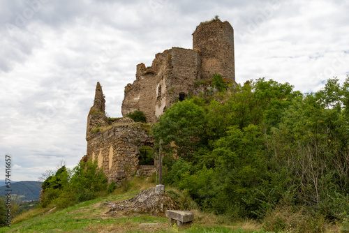 Castillo en ruinas en un día nublado photo