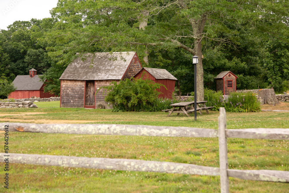 Obraz premium Old shed and barns on quiet summer day