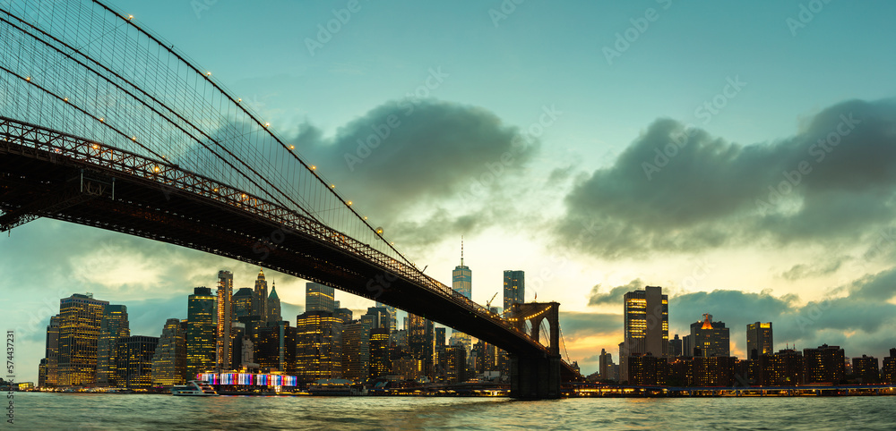 Fototapeta premium Brooklyn Bridge and Manhattan at sunset