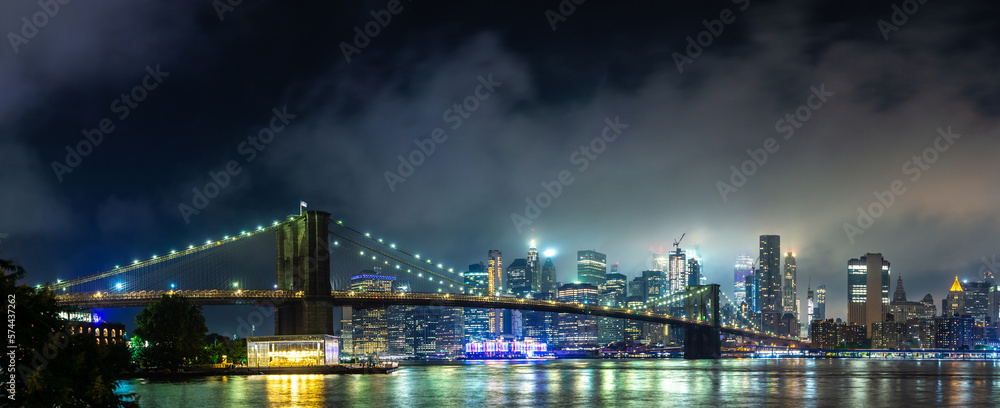 Fototapeta premium Brooklyn Bridge and Manhattan at night