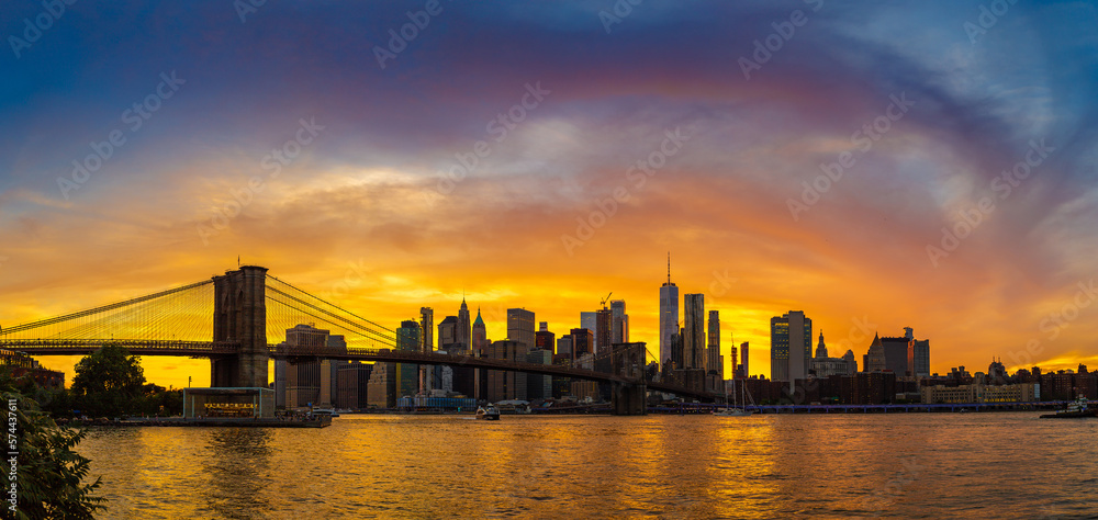Obraz premium Brooklyn Bridge and Manhattan at sunset