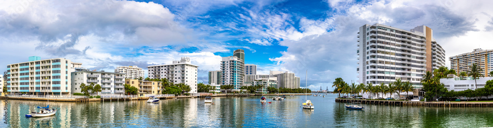 Fototapeta premium Residential buildings in Miami Beach