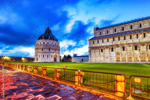 Papier peint Pisa Leaning Tower Torre di Pisa and the Cathedral Duomo di Pisa Illuminated at