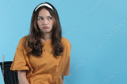 Foto Asian young female getting resentful and angry isolated in blue background