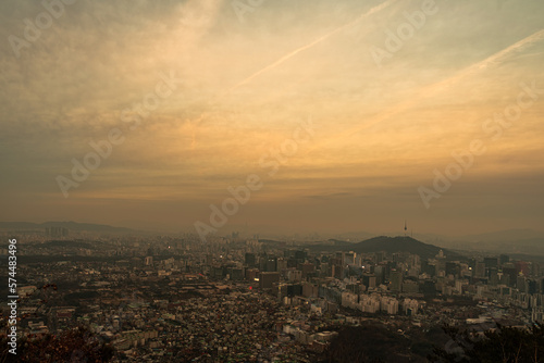 Sunset at Inwangsan Mountain in Seoul, South Korea © josep