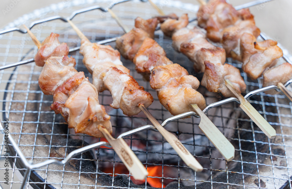 焼き鳥を七輪で焼いている