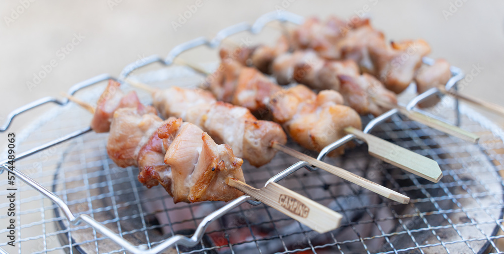 焼き鳥を七輪で焼いている