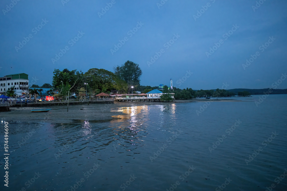 Obraz premium Dawn view by the bay