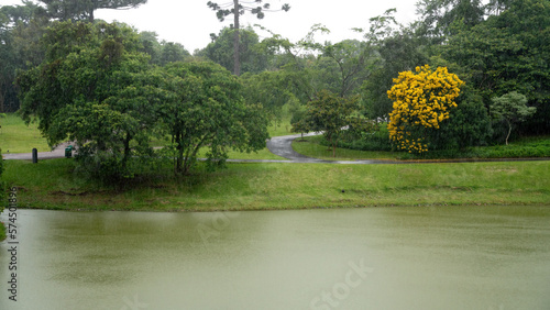 Vista panorâmica do lago do Jardim Botânico de Curitiba, sul do Brasil, em dia de chuva.