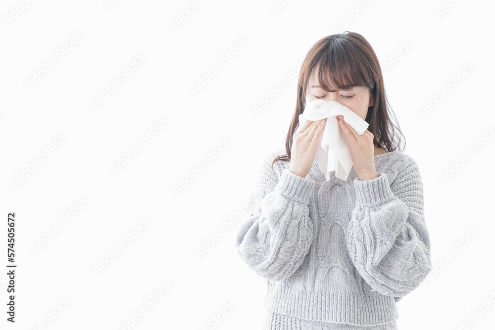 風邪・花粉症で鼻をかむ女性 風邪・花粉症で鼻をかむ女性