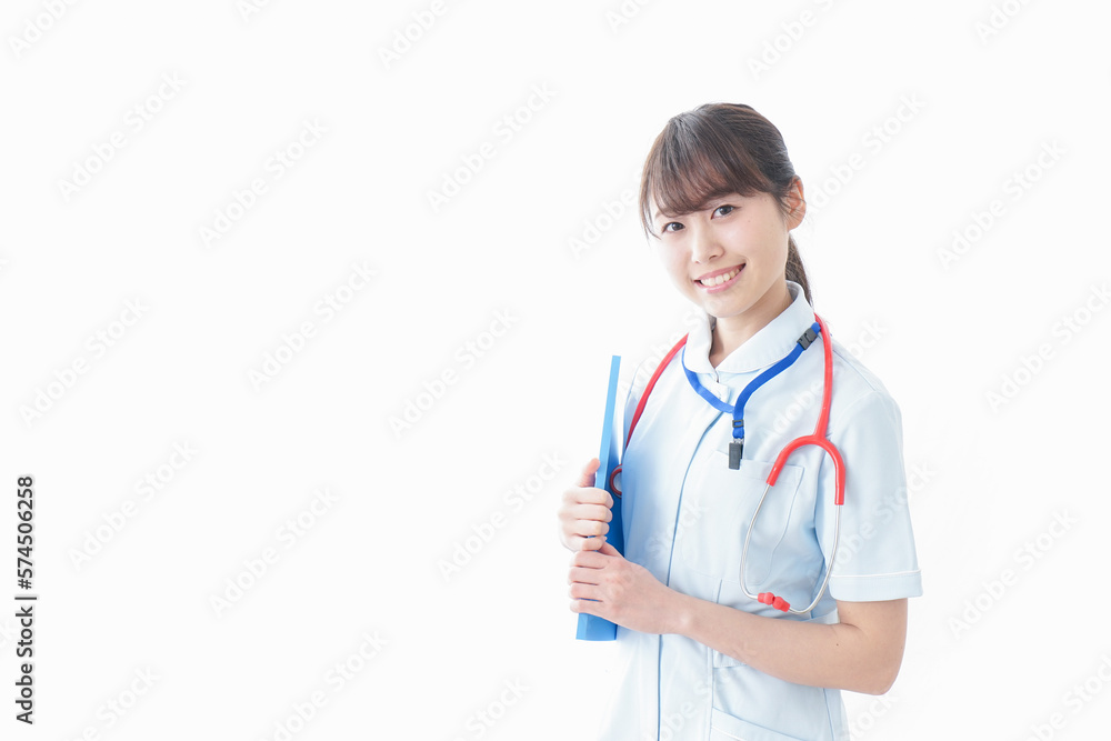 笑顔の若い看護師