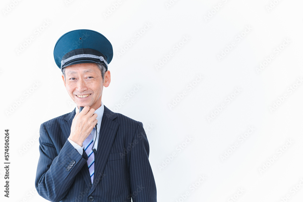 車内放送をする男性の車掌 車内放送をする男性の車掌
