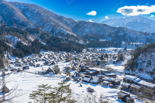 世界遺産 日本の白川郷の雪景色 © miko_neko
