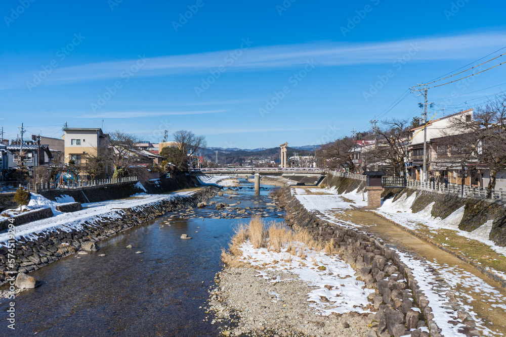 日本の飛騨高山にある朝市が行われる宮川の風景