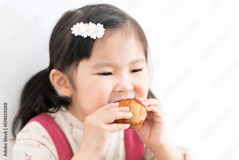 お菓子を食べる5歳の子供