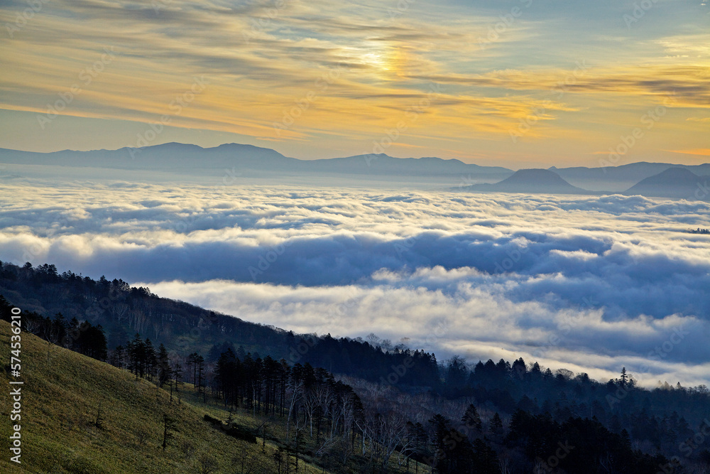 Obraz premium 屈斜路湖の雲海と朝焼けの幻日（美幌峠より）