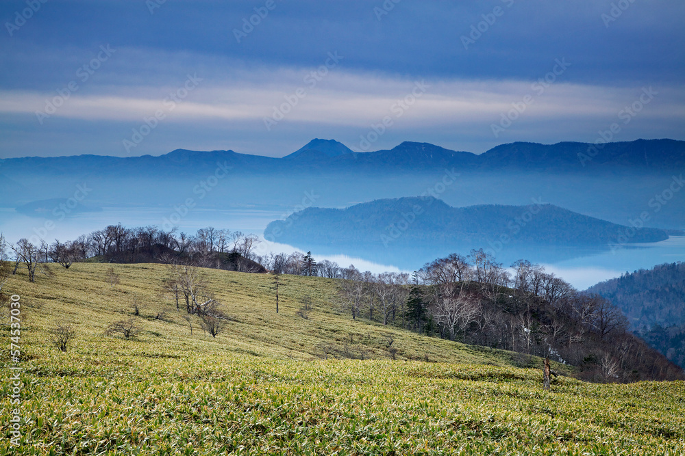Fototapeta premium 屈斜路湖を望む藻琴峠（弟子屈町）