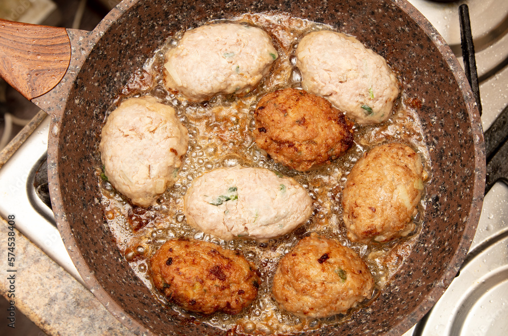 Minced meat cutlets are fried in a frying pan