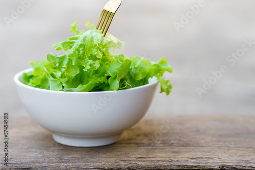Lettuce is a plant that is commonly consumed fresh, eaten with salads and used to decorate dishes.