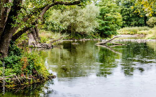 La pluie vient perturber l'atmosphère calme de ce plan d'eau