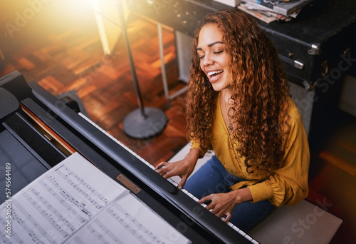 Canvastavla Musician, piano or singing woman in studio album recording, night performance or theatre practice for jazz label industry