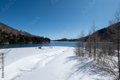 冬の奥日光　湯ノ湖湖畔の風景　2月 © 正人 竹内