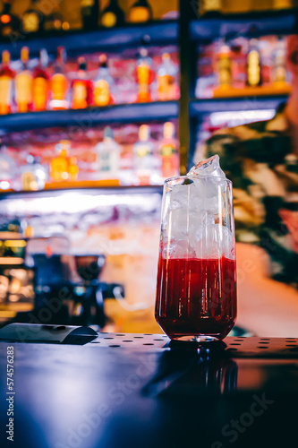 man hand bartender making cocktail in glass on the bar counter