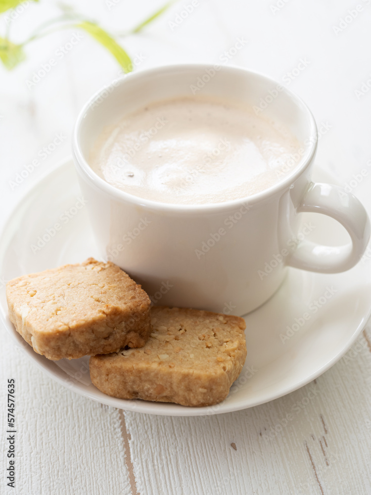 カフェオレと手作りのカシューナッツクッキー