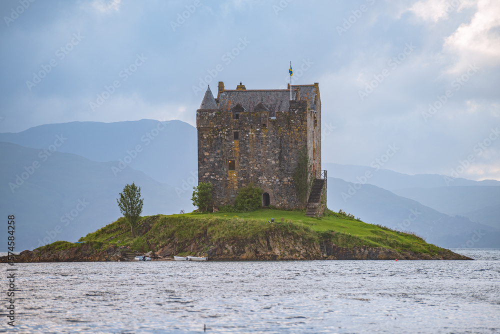 Il castello di Stalker è una casa-torre a quattro piani su una piccola isola tidale nel Loch Laich Il castello di Stalker è una casa-torre a quattro piani su una piccola isola tidale nel Loch Laich