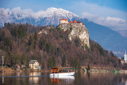 Il più antico castello della Slovenia  arroccato sopra il Lago di Bled photo
