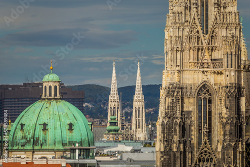 Obraz na płótnie Panoramic view of Vienna cityscape with Cathedrals and domes from above, Austria w salonie