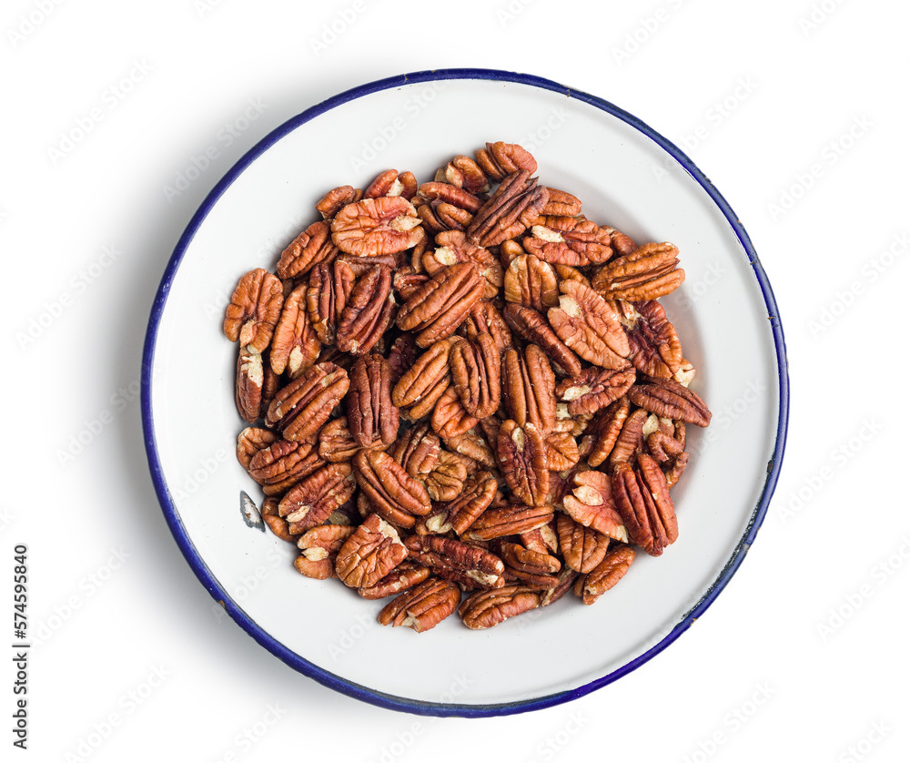 Obraz premium Peeled pecan nuts in bowl isolated on white background.