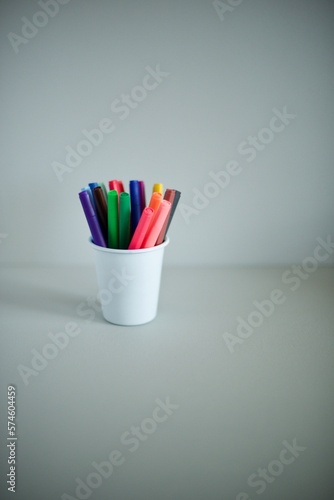 カップに入れたカラフルなカラーペン © Takahiro