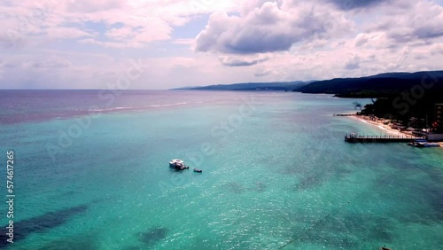 Playa paradisíaca en Ocho Rios, Jamaica desde un drone photo