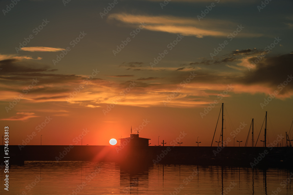 Naklejka premium Alba di sole colorata su Marina di Riposto