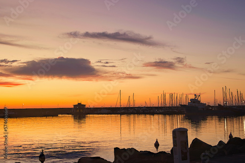 Alba di sole colorata su Marina di Riposto