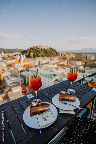 Cocktails über den Dächern von Ljubljana in Slowenien