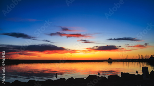 Alba di sole colorata su Marina di Riposto