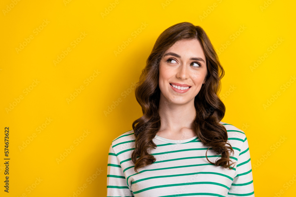Photo of young dreamy lovely cute girl wavy brown hairdo smile looking empty space want new purchase shopping ad isolated on yellow color background Photo of young dreamy lovely cute girl wavy brown hairdo smile looking empty space want new purchase shopping ad isolated on yellow color background