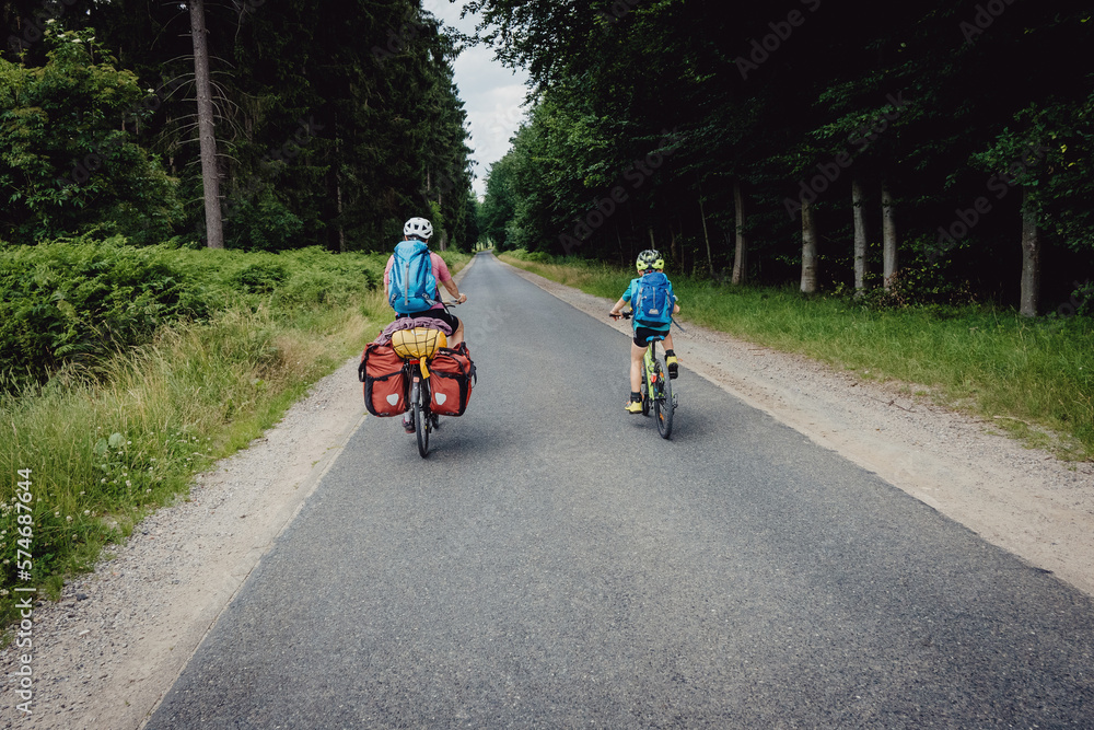 Mutter und kleiner Junge auf einer Fahrradtour durch Niedersachsen in den Sommerferien, Deutschland Mutter und kleiner Junge auf einer Fahrradtour durch Niedersachsen in den Sommerferien, Deutschland