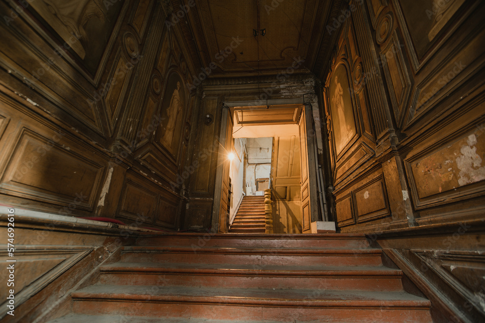 Obraz premium Entrance hall in old abandoned mansion