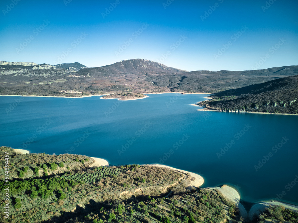 Obraz premium Lake of Sainte-Croix (Lac de Sainte-Croix, Gorges du Verdon) in the Provence-Alpes-Côte d'Azur region, France