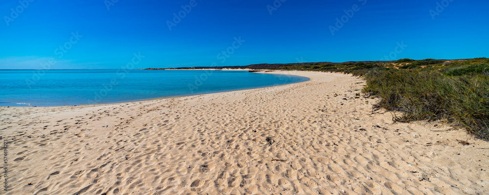 Fototapeta premium panorama of turquoise bay in cape range national park near exmouth in western australia; beautiful beach in ningaloo reef area 
