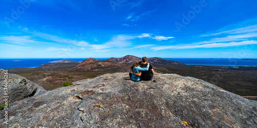 Εκτύπωση καμβά romantic hugging couple sitting on the top of frenchman peak in western australi
